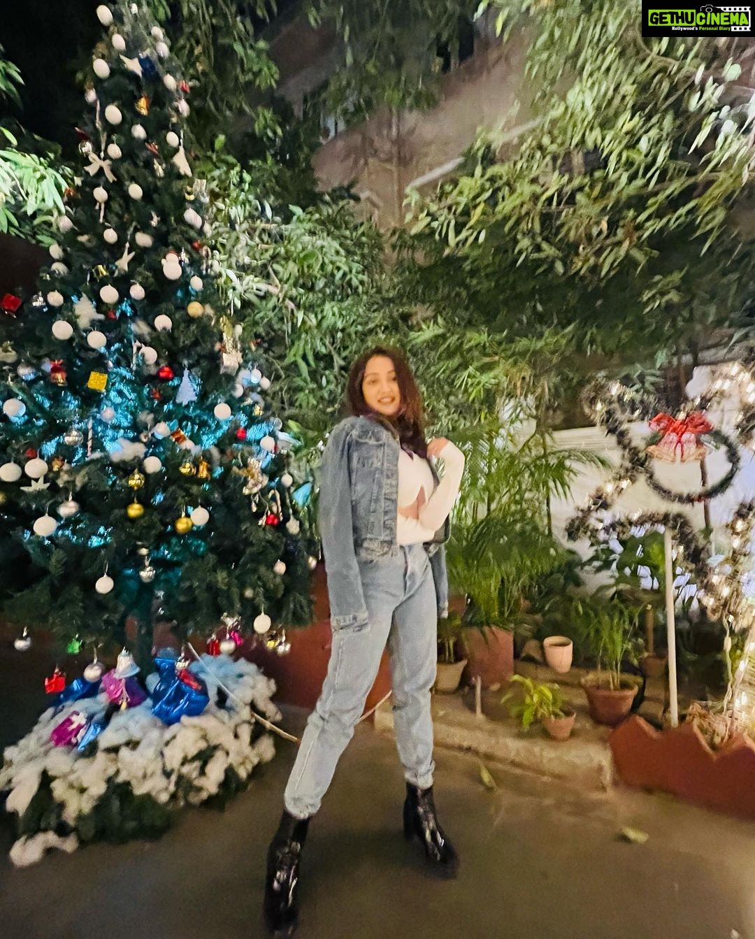 Roshmi Banik Instagram - “Meet me under the mistletoe.” #sleigh . . . #christmas2022 #christmas #holiday #lights #happiness #winters #fav