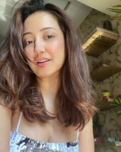 Roshmi Banik Instagram - Yes, I woke up like this! ☕️
.
.
.
#saturday #skincare #natural #weekend #eyes #selfie