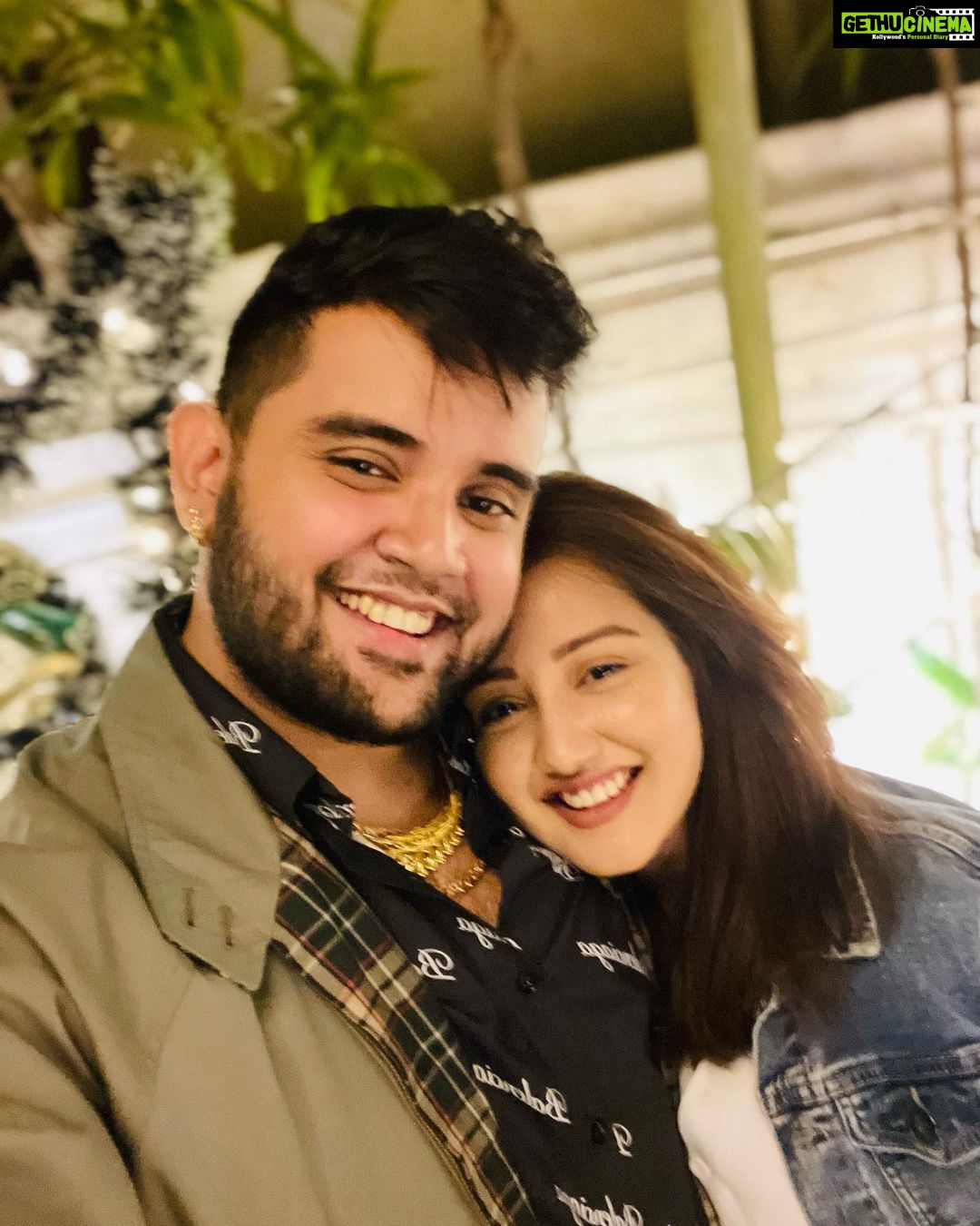 Roshmi Banik Instagram - “Meet me under the mistletoe.” #sleigh . . . #christmas2022 #christmas #holiday #lights #happiness #winters #fav