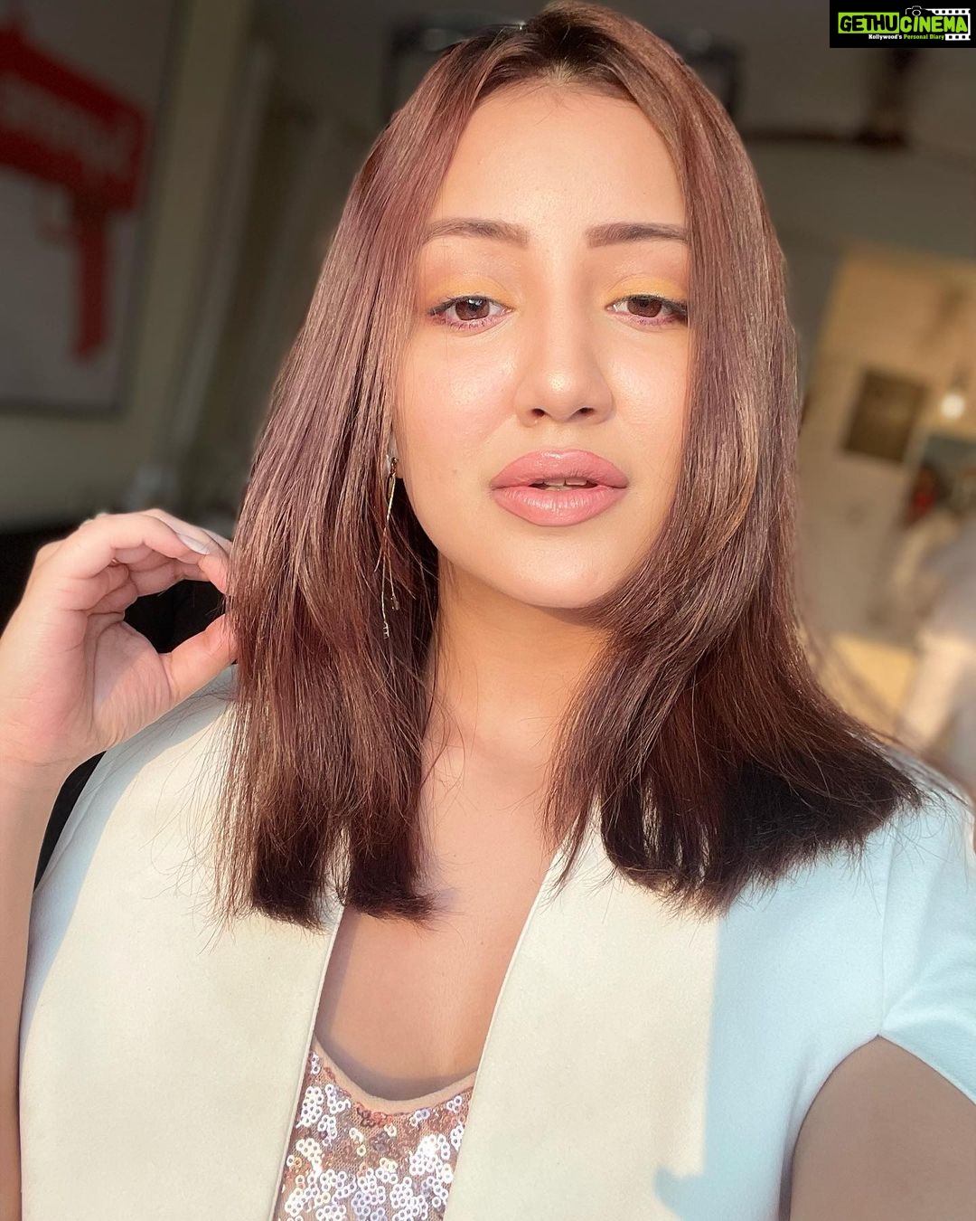 Roshmi Banik Instagram - Who? Me? ๐คจ๐