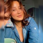 Roshmi Banik Instagram - Bau garmi chhe 💙 . . . . #denim #coffee #morning #pose #hot #indian #roshmibanik #bollywoodhot #bollywood