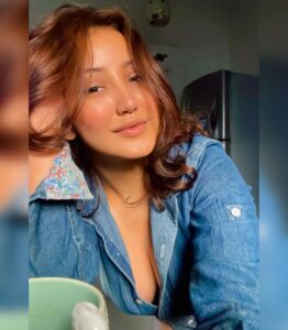 Roshmi Banik Instagram - Bau garmi chhe 💙 
.
.
.
.
#denim #coffee #morning #pose #hot #indian #roshmibanik #bollywoodhot #bollywood