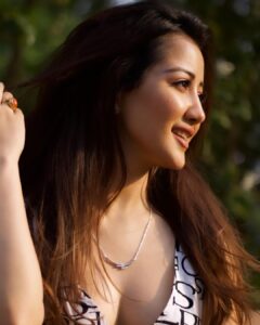 Roshmi Banik Instagram - My mom taught me, “Be there for others, always, but never leave yourself behind.” Thought of sharing this piece of advice with my #roshfam ! 
.
.
Hare Krishna 🙏🏻❣️💫
.
.
.
#deep #life #love #live #bekind