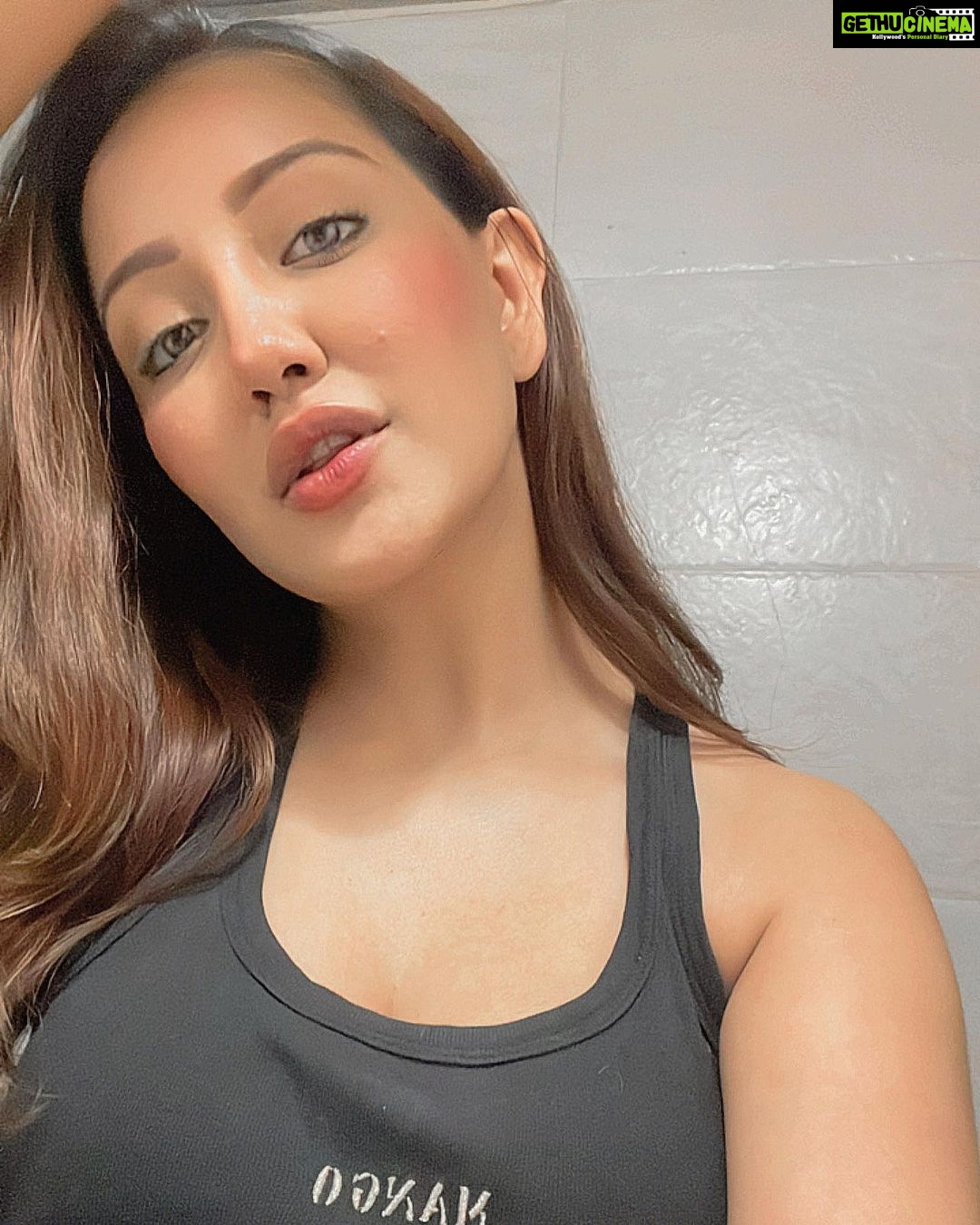 Roshmi Banik Instagram - What is the one message that only you can give? . . It’s your story! . . #thursday #selfie #love #happy