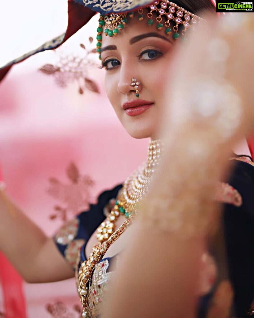 Roshmi Banik Instagram - मन की आँखों को जब तेरा दीदार हो जाता है, मेरा तो हर दिन प्रिय मोहन त्यौहार हो जाता है | हरे कृष्ण 🦚♥️ . . . . #harekrishna #krishna #radhakrishna #radhekrishna #love #indian #bridal #indianbride #dhvanibhanushali #roshmibanik
