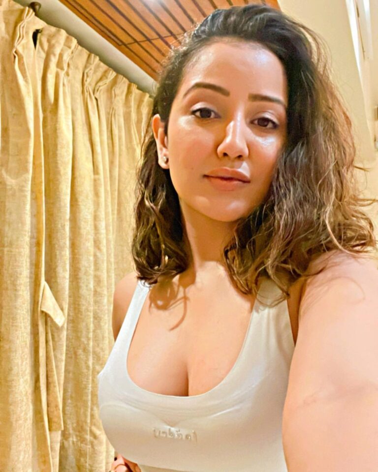 Roshmi Banik Instagram - That satisfaction selfie after a productive Monday…! 🧿💫🔥 . . . . #selfie #monday #hot #roshmibanik