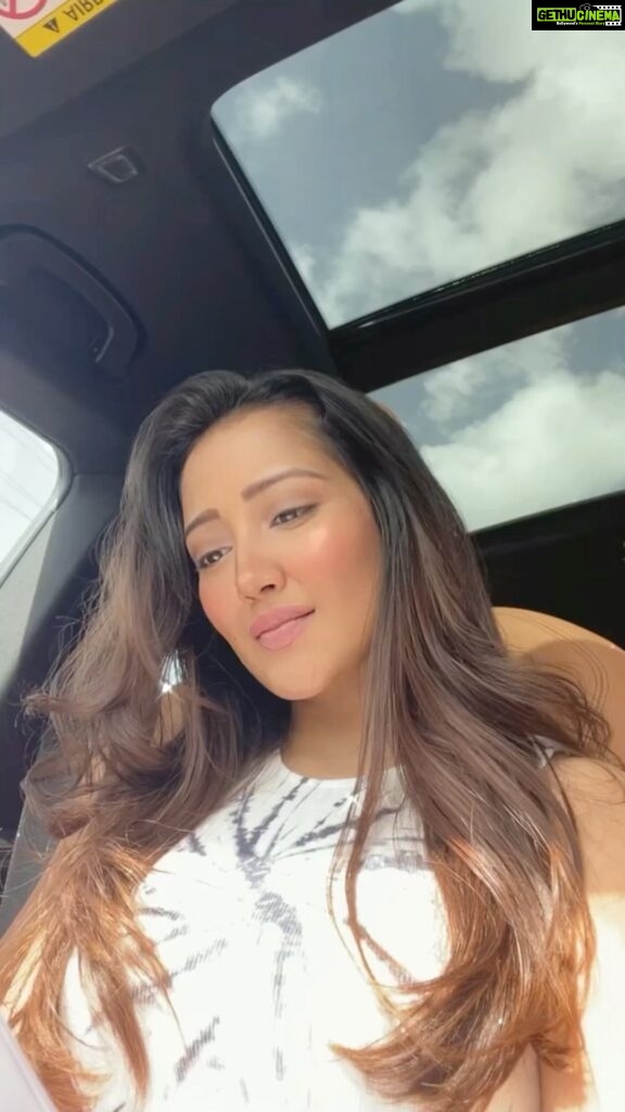 Roshmi Banik Instagram - Kyu aise hume satane lage…!!! Let me know if you guys want me to make another reel in the same song…!!! This song is one of my all time favourites..! 🫠 . . . #hayerama #sensuality #bollywood #hindisongs #reelkarofeelkaro #roshmibanik