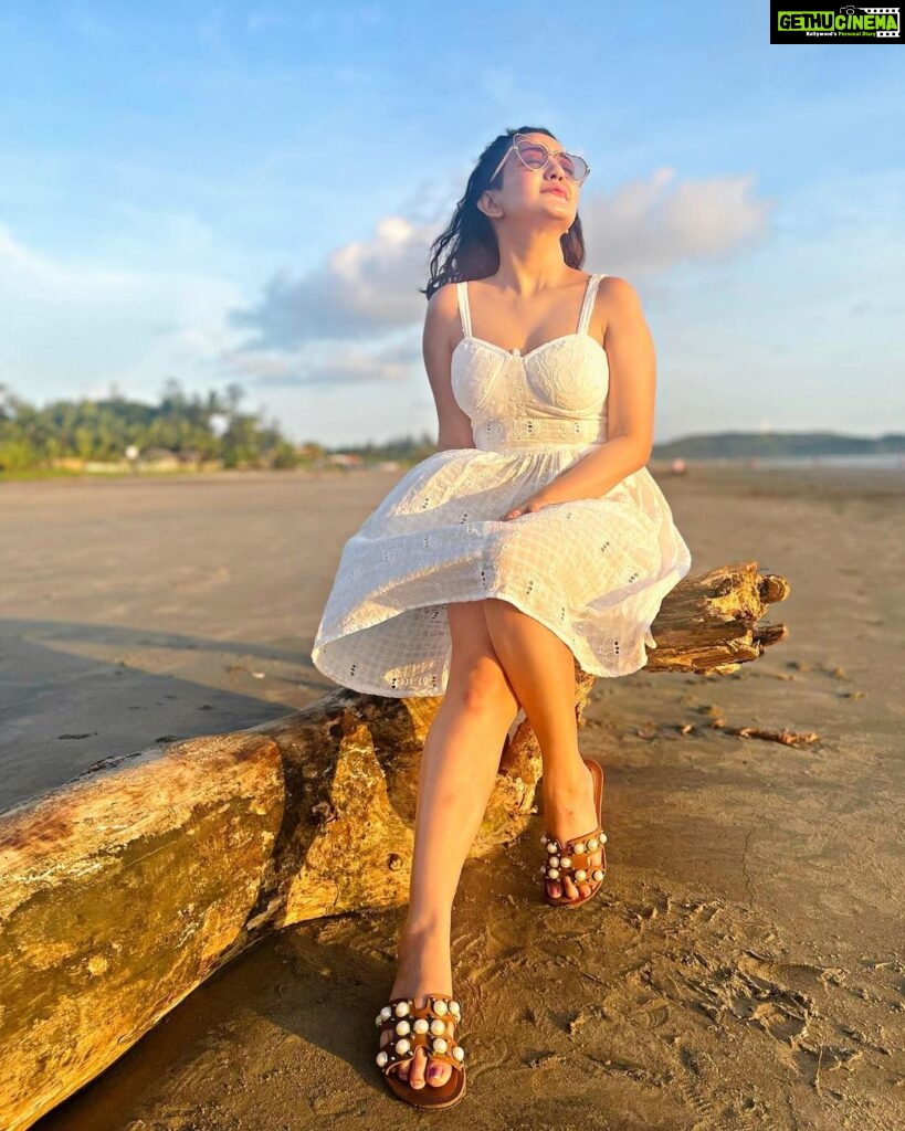 Roshmi Banik Instagram - “आसमाँ इतनी बुलंदी पे जो इतराता है भूल जाता है ज़मीं से ही नज़र आता है” . . . . #musings #sunset #thoughts #wisdom #roshmibanik