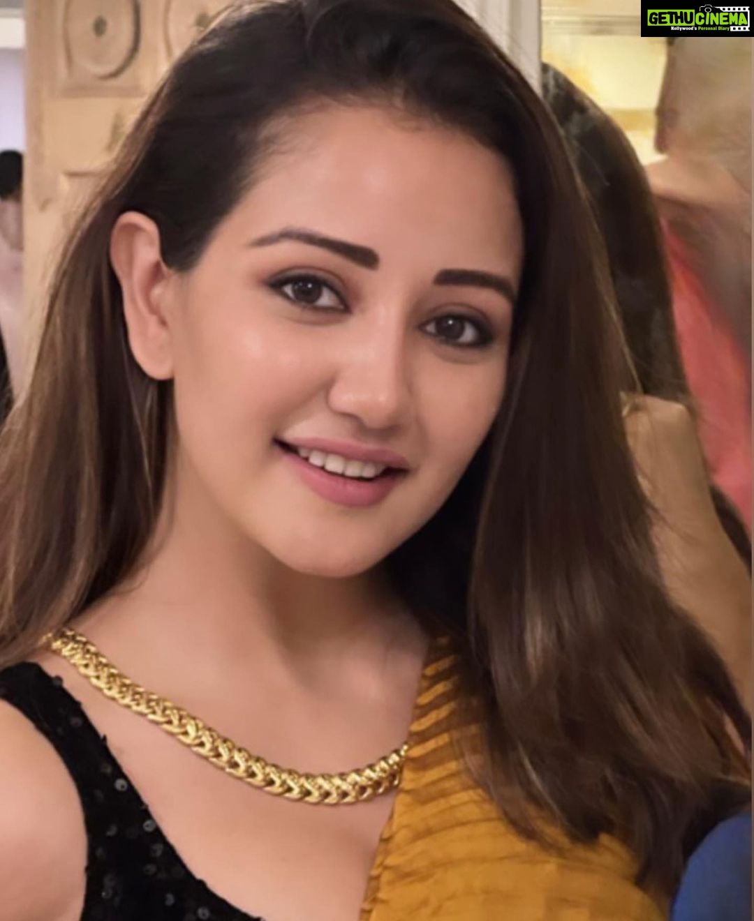 Roshmi Banik Instagram - Close up!!! 🌼