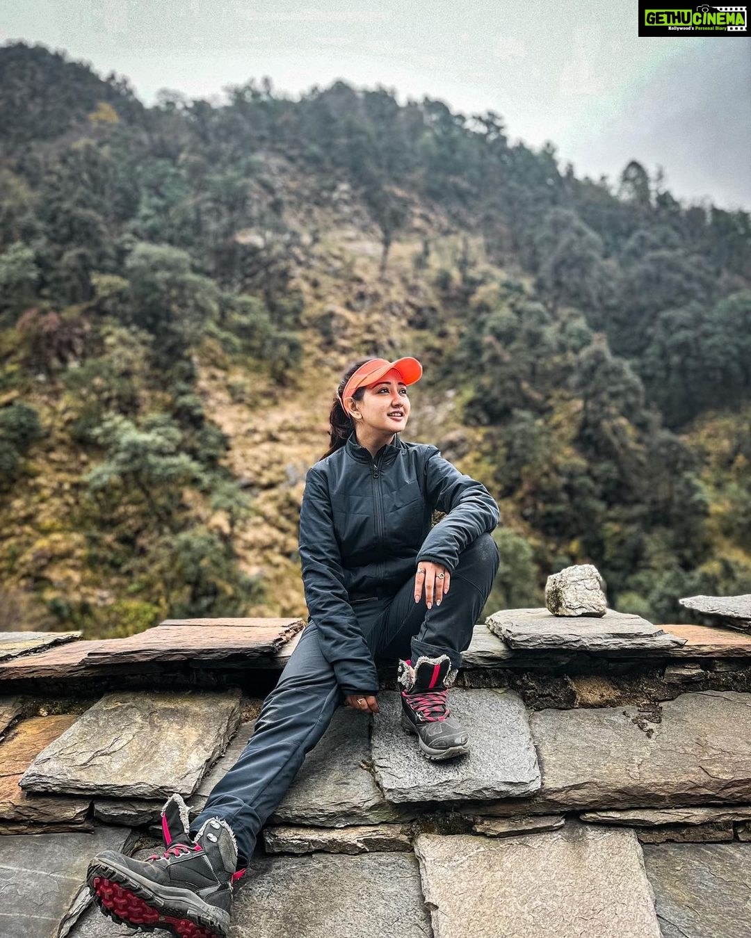 Roshmi Banik Instagram - “Some beautiful paths can’t be discovered without getting lost.” - Erol Ozan . . . #wanderlust #mountains #candid #trekking #love #nature #travel #trending #roshmibanik