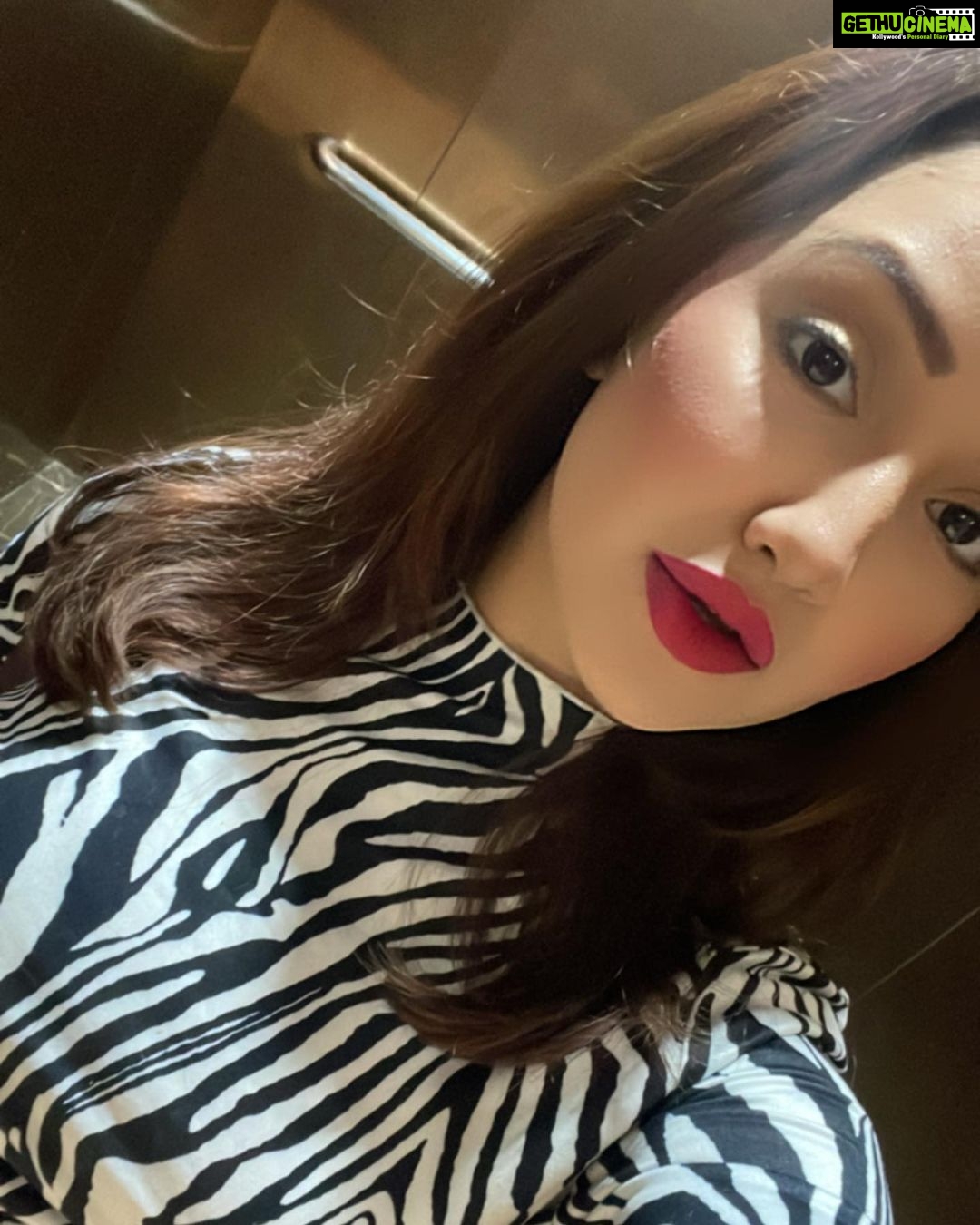 Roshmi Banik Instagram - Peek-A-Boo! 🦓 . . . . #foryou #sunday #mood #selfie #instagood #roshmibanik #makeup
