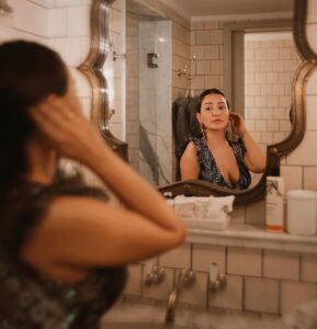 Roshmi Banik Instagram - Glowing a little different lately ✨🪬 . . . . #portrait #portraitphotography #photoshoot #candidphotography #candid #pose #bollywoodhot #bollywood #roshmibanik #fyp #foryou #foryoupage #viral #viralpost #hot #vintage #classy #royal