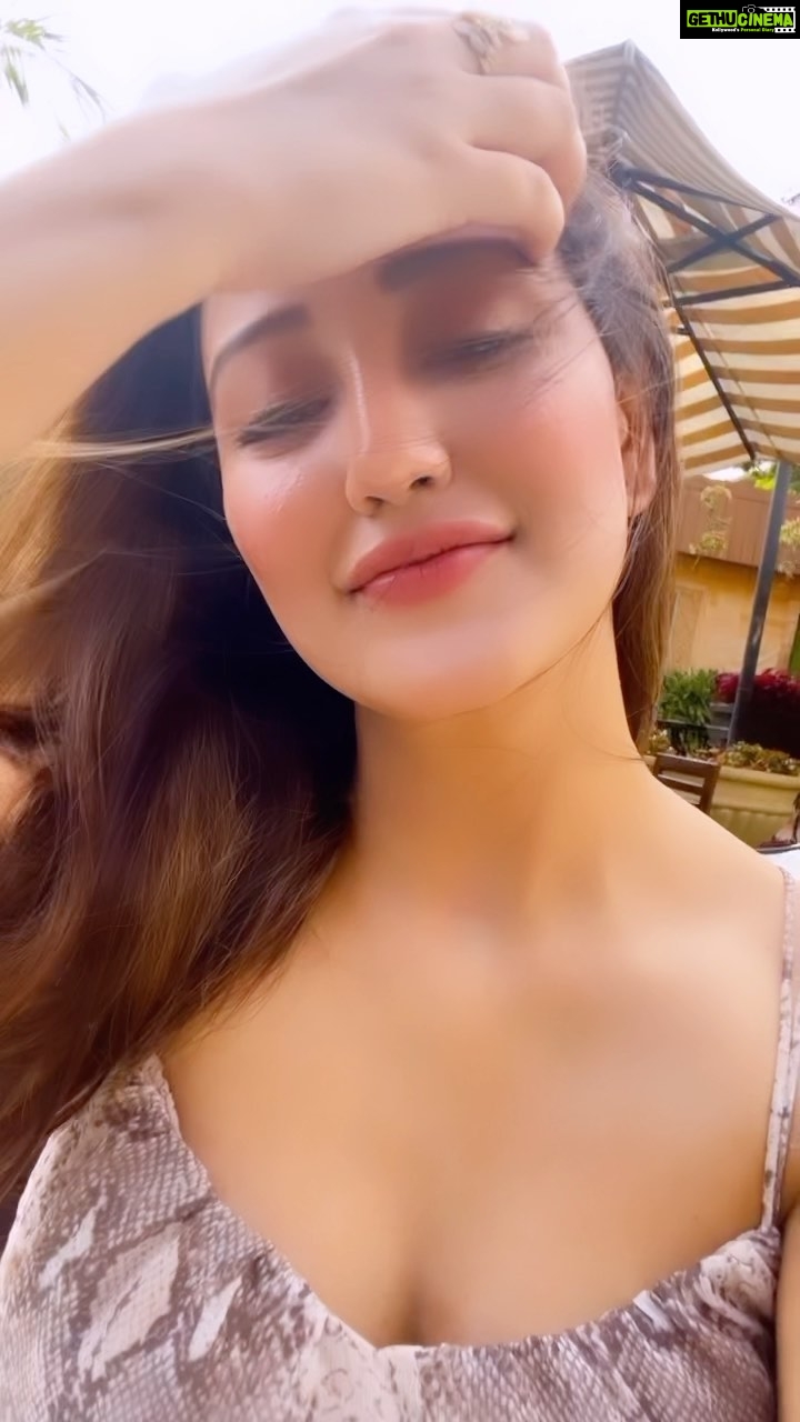 Roshmi Banik - 7.5K Likes - रब राखा 🧿
.
.
#shayari #oldschool #love #believe #faith #roshmibanik #roshfam #peace
