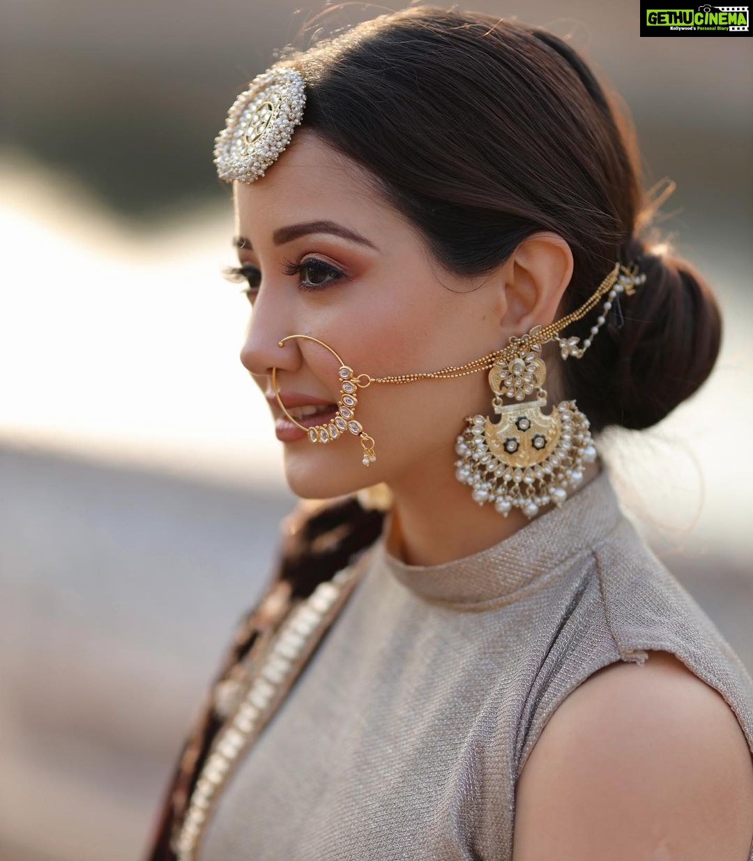 Roshmi Banik Instagram - In love with this track since it’s release ❣️🪬 . . . #roshmibanik #portrait #photooftheday #photoshoot #traditional #indian #makeup #hairstyles #fyp #foryou #viralpost #viral #love #bollywood #jacquelinefernandez Jaipur, Rajasthan