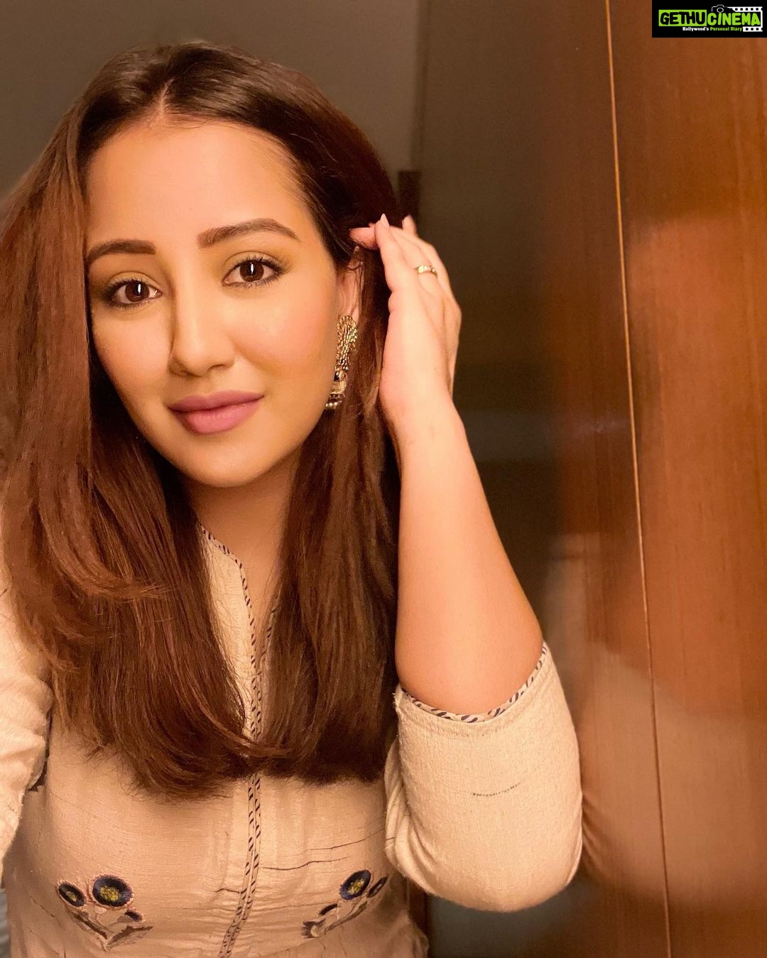 Roshmi Banik Instagram - 🤍 . . . #traditionalwear #indian #ootd #viral #viralpost #roshmibanik #foryoupage #fyp #foryou #love #happy #blessed Pune, Maharashtra