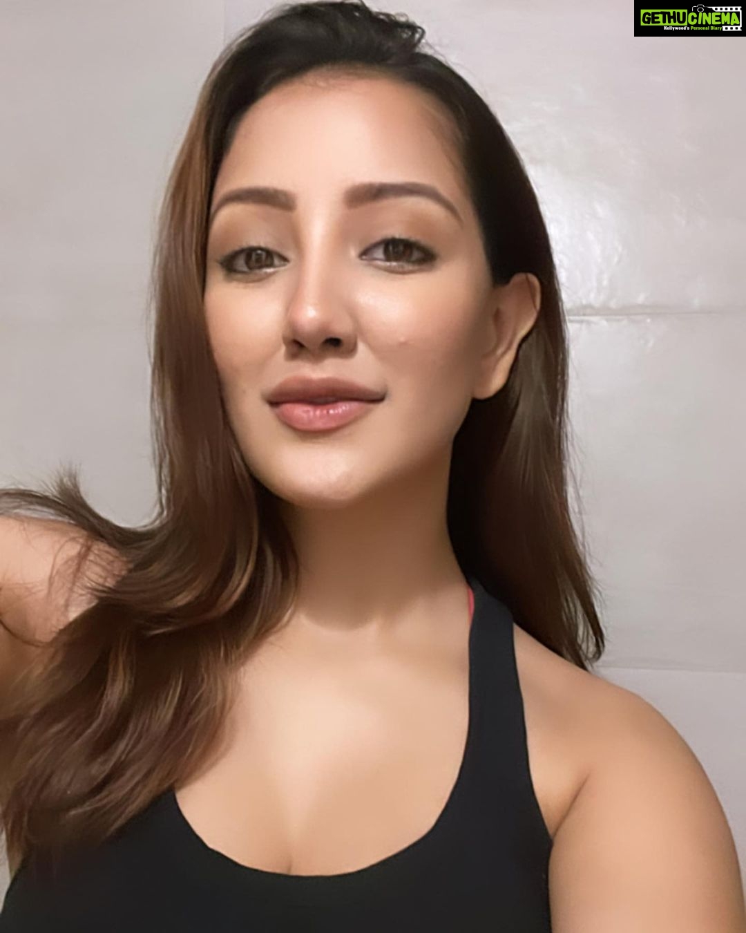 Roshmi Banik Instagram - What is the one message that only you can give? . . It’s your story! . . #thursday #selfie #love #happy