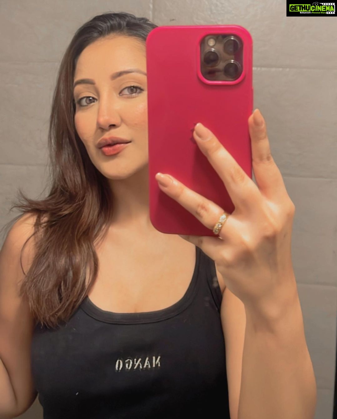 Roshmi Banik Instagram - What is the one message that only you can give? . . It’s your story! . . #thursday #selfie #love #happy