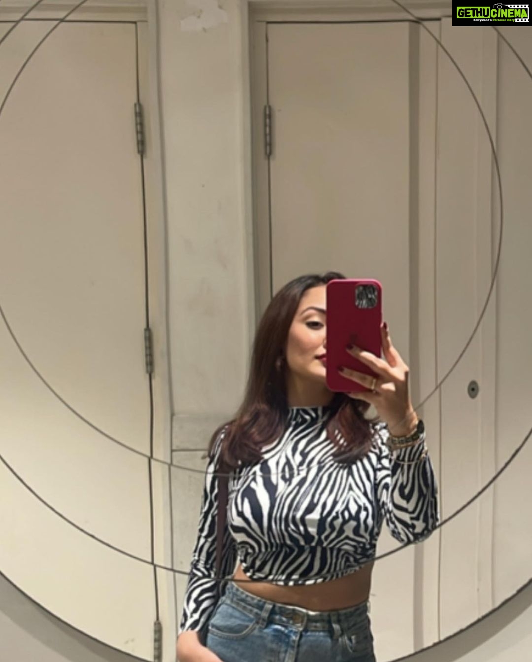 Roshmi Banik Instagram - Peek-A-Boo! 🦓 . . . . #foryou #sunday #mood #selfie #instagood #roshmibanik #makeup