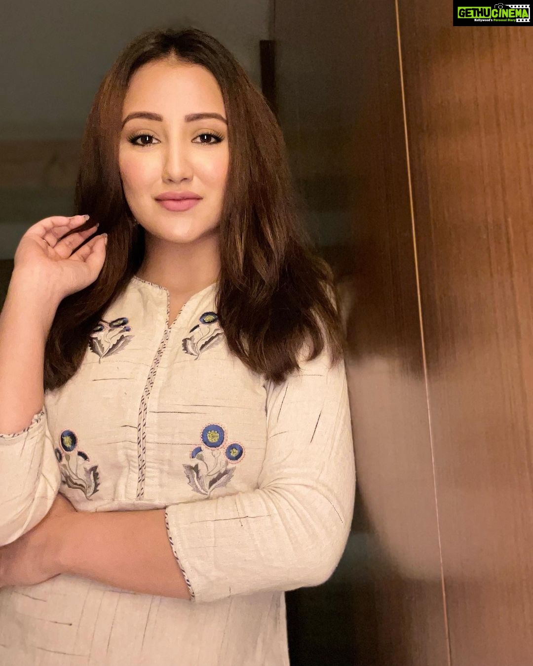 Roshmi Banik Instagram - 🤍 . . . #traditionalwear #indian #ootd #viral #viralpost #roshmibanik #foryoupage #fyp #foryou #love #happy #blessed Pune, Maharashtra