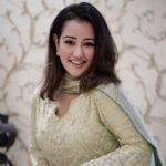 Roshmi Banik Instagram - POV : The heart wants love, The mind wants success The soul wants peace 🤍🪬 . . . 📸 @iam_rajinamdar 💫 . . #smile #peace #love #indianoutfit #roshmibanik