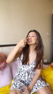 Roshmi Banik Instagram - Main inni cute hu main kya karu…! ☺️
.
.
.
#roshmibanik #slowmotion #funny #valentines #valentines2023