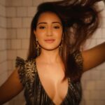 Roshmi Banik Instagram – Golden glow! ✨