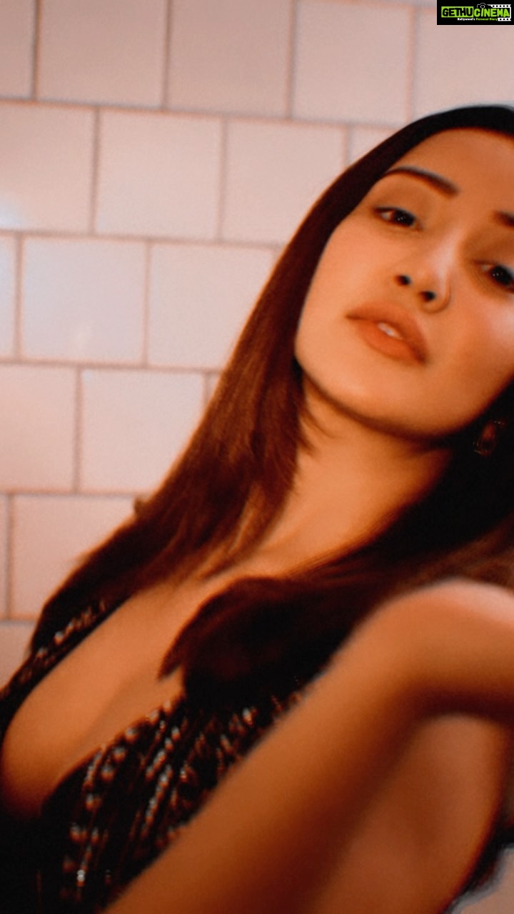 Roshmi Banik Instagram - Colors and promises… ❣️ . . . #roshmibanik #fyp #foryou #foryourpage #love #romanticvideos #viral #viralreels