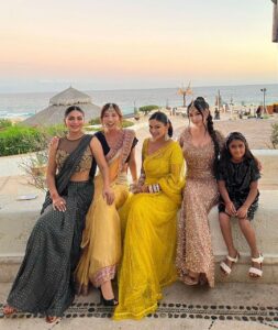 Rubina Bajwa Instagram - 🫶🏽 @neerubajwa @jennifercliu @viv_li @aanaya_k_jawandha 🌹