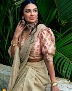 Rubina Bajwa Instagram - 🌸

💁🏽‍♀️ @herfashionvault
📸 @feelm.storytellers
💄 @stylingtrio
💃🏾 @ri_ritukumar