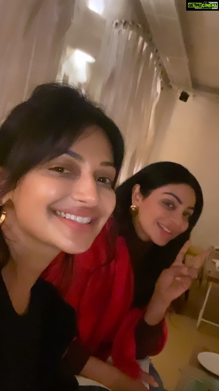 Rubina Bajwa Instagram - Your family is the best team you could ever have. #truest #realest @neerubajwa @surinderbajwa1 @bajwasabrina @gchahal @aanaya_k_jawandha @vanmysteryman05 @aalia_aakira 🧿
