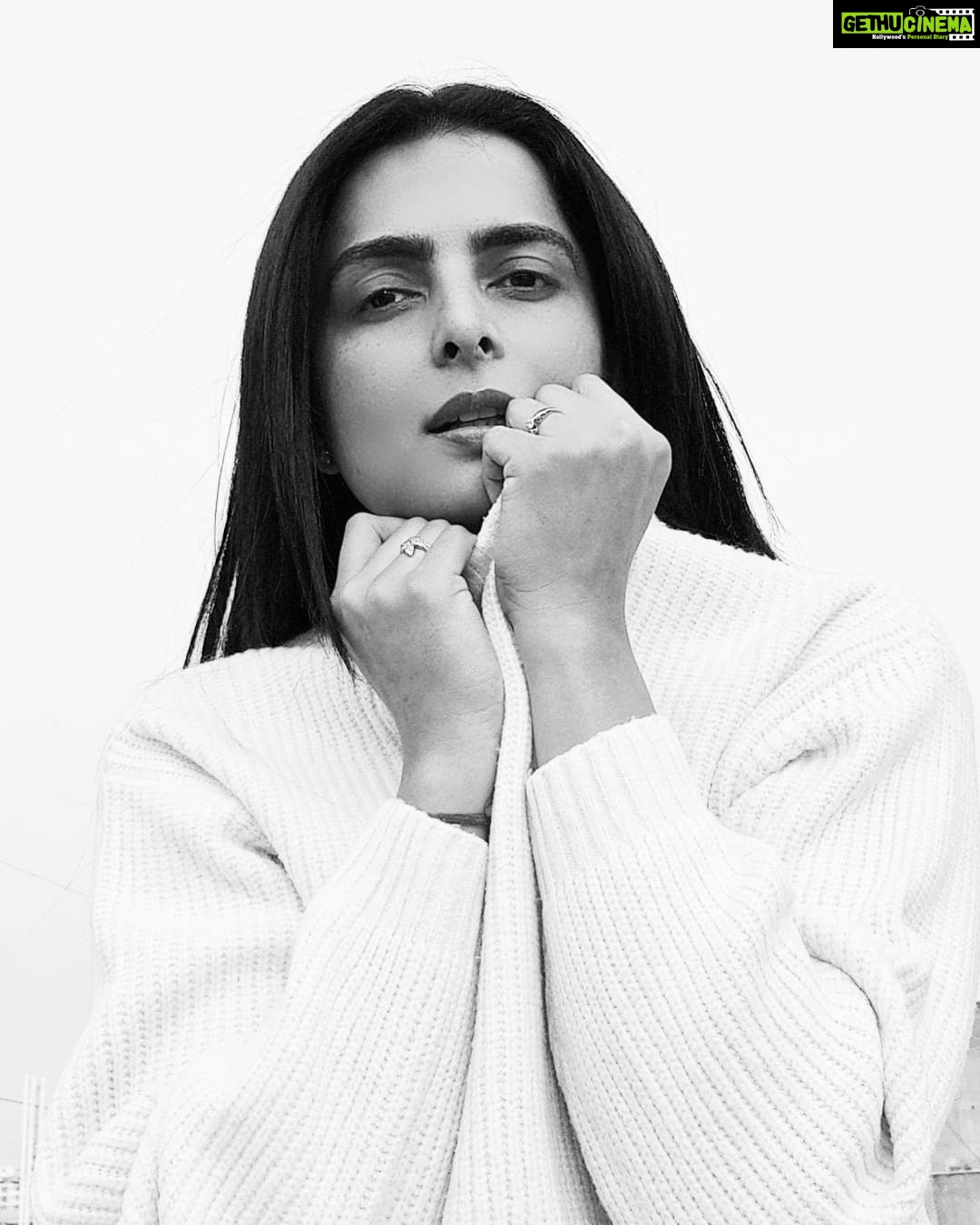 Ruhi Chaturvedi Instagram - 🦭 . . . #winterstories #jaipurdiaries🎀 #fortheloveofblacknwhite
