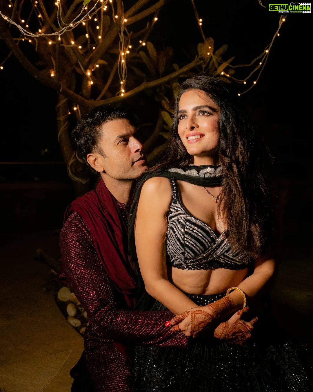 Ruhi Chaturvedi Instagram - Ladoo Apni Imarti kay saath 💟 . . . Shiv's outfit @sacorina My outfit @ethmofashion MUA @ansarireshma_makeup Pic by @busybeestudio . . . #shivkirooh #hotnesskidukaan #lovelovelove #bestfriendsforlife❤️