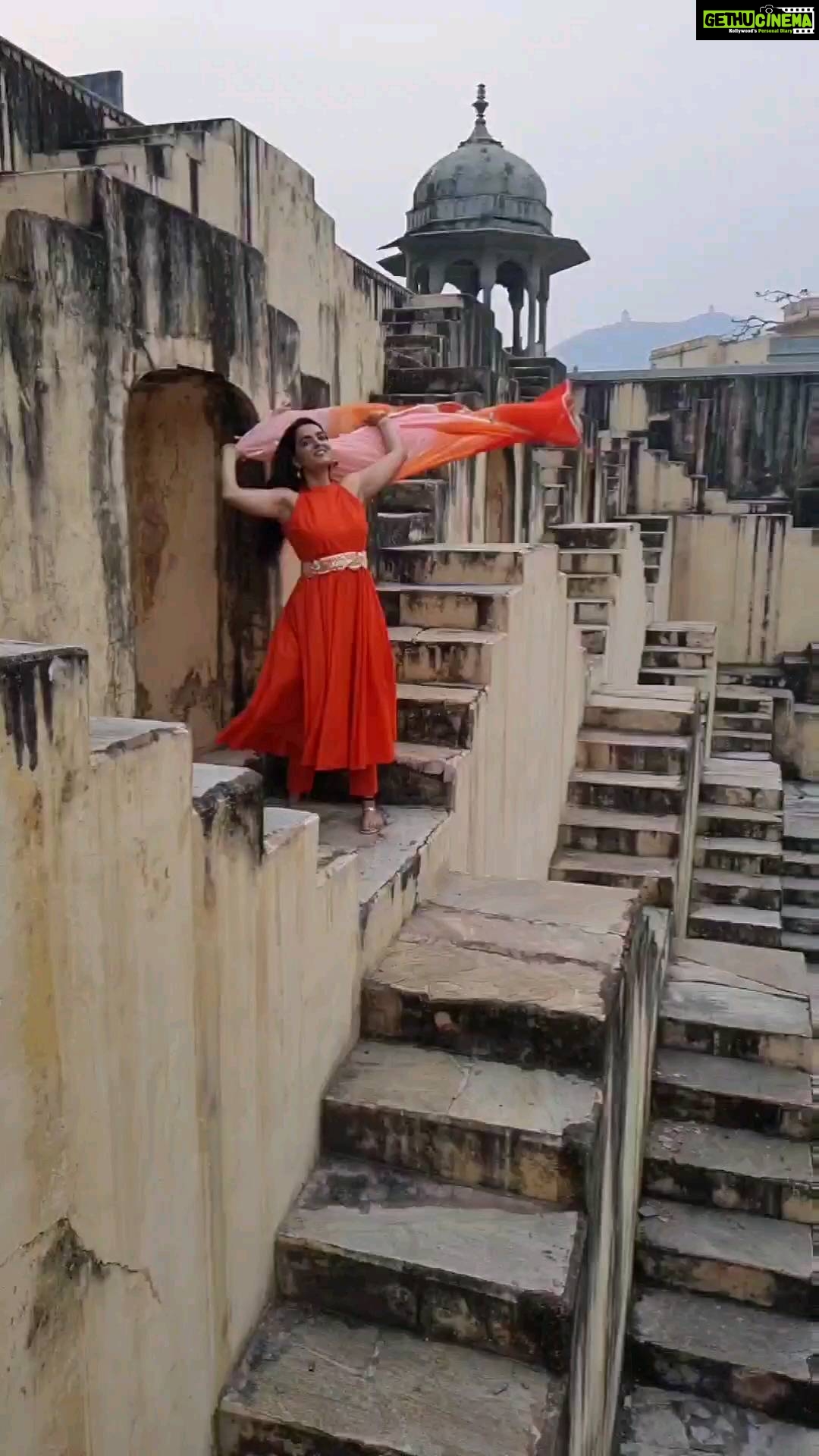 Ruhi Chaturvedi Instagram - I have been going to Rajasthan since I was a child . But yet there are so many places I haven't seen.... Panna Meena ka Kund Is one such place. So Beautiful yet so Mysterious 😍 . . . Outfit @aachho Styled @stylebysugandhasood . . #Rajasthan #lovelovelove #hiddengem