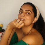 Ruhi Chaturvedi Instagram - Be comfortable in your own Skin . Love yourself the way you are 💟 . Filters are great but your natural glow is wayyyyyy much more better . Agar aap khud se pyaar nahi karogaye . Tho phir duniya se kya umeed rakhna. Let's your skin breath , Have that confidence of stepping out without make up.... Every scar on your body has its own story . "CHERISH IT" 😍. Don't listen to your Family , Friends or anyone who wants to put you down or Comments about the way you look . There is a reason GOD has made you like this . Because there is no one like YOU. And that's your "SUPERPOWER" . . . #nomakeup #nofilter #loveistheonlyfilter #beconfident