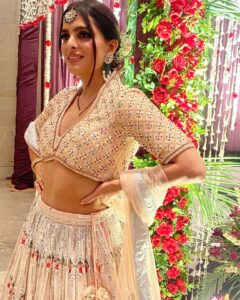 Ruhi Chaturvedi Instagram - ਸੋਹਣੀ ਕੁੜੀ 💫 
.
.
.
.
Styled by @shailjaanand
Outfit by @aashiluthrastore
Jewellery by @the_jewel_gallery