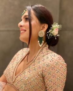 Ruhi Chaturvedi Instagram - ਸੋਹਣੀ ਕੁੜੀ 💫 
.
.
.
.
Styled by @shailjaanand
Outfit by @aashiluthrastore
Jewellery by @the_jewel_gallery