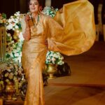 Ruhi Chaturvedi Instagram - Shaadi kai ghar mai snack ki kami nahi honi chahiye..... Isse liye yea rahi Main 💫 . . . Saree @kankatala_ MUA @ansarireshma_makeup Picture @busybeestudio Jewellery @the_jewel_gallery Blouse @sacorina Jewelry styled by @shailjaanand Mehndi @mehndi_art_by_priyanka Saree coordination @allboutcommunication . . . #maikhudkifavouritehoon😉🙈❤️ #rekhajaisidekhrahihuna #lovelovelove