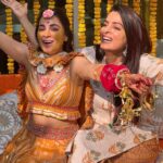 Ruhi Chaturvedi Instagram - Ladki Ka Glow Dekh Rahai Ho Pyaar Ka Glow 💛 . . . #Meraiyaarkishaadihai #haldiceremony