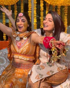 Ruhi Chaturvedi Instagram - Ladki Ka Glow Dekh Rahai Ho 
Pyaar Ka Glow 💛 
.
.
.
#Meraiyaarkishaadihai #haldiceremony