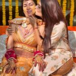 Ruhi Chaturvedi Instagram - Ladki Ka Glow Dekh Rahai Ho Pyaar Ka Glow 💛 . . . #Meraiyaarkishaadihai #haldiceremony