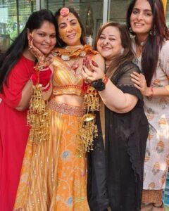 Ruhi Chaturvedi Instagram - Ladki Ka Glow Dekh Rahai Ho 
Pyaar Ka Glow 💛 
.
.
.
#Meraiyaarkishaadihai #haldiceremony