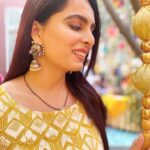 Ruhi Chaturvedi Instagram - 💛 . . Styled by @shailjaanand Outfit by @kanyadan_closet Jewellery by @the_jewel_gallery Assisted by @mahakhirani07 . . . #Meraiyaarkishaadihai