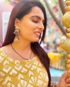 Ruhi Chaturvedi Instagram - 💛 
.
.
Styled by @shailjaanand
Outfit by @kanyadan_closet
Jewellery by @the_jewel_gallery
Assisted by @mahakhirani07 
.
.
.
#Meraiyaarkishaadihai