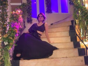 Ruhi Chaturvedi Instagram - Koi Aisi Ladki hai yaha, jisse Pink se zyada BLACK pasand hai.... 🖤 . . 📸 - @sahil.sharma540 director sahab 👗 - @sacorina pyaari 💄 - @r_aj11111 💇‍♀️ - @chirlarajeswari . . . #simplybeingsherlyn #KundaliBhagya #balaji #zeetv #thankyougod