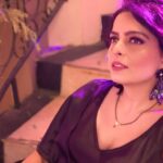 Ruhi Chaturvedi Instagram - Koi Aisi Ladki hai yaha, jisse Pink se zyada BLACK pasand hai.... 🖤 . . 📸 - @sahil.sharma540 director sahab 👗 - @sacorina pyaari 💄 - @r_aj11111 💇‍♀️ - @chirlarajeswari . . . #simplybeingsherlyn #KundaliBhagya #balaji #zeetv #thankyougod