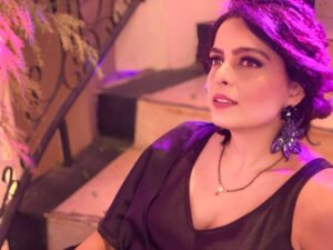 Ruhi Chaturvedi Instagram - Koi Aisi Ladki hai yaha, jisse Pink se zyada BLACK pasand hai.... 🖤 
.
.
📸 - @sahil.sharma540 director sahab 

👗 - @sacorina pyaari 

💄 - @r_aj11111 

💇‍♀️ - @chirlarajeswari 
.
.
.
#simplybeingsherlyn #KundaliBhagya #balaji #zeetv #thankyougod