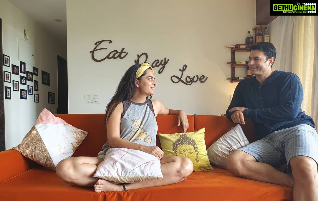 Ruhi Chaturvedi Instagram - Mera Lockdown Wala Gossip Partner 🤓 . . . . #Shivkirooh #lovelovelove #halfofthetimeheisnotevenlistening Home Sweet Home