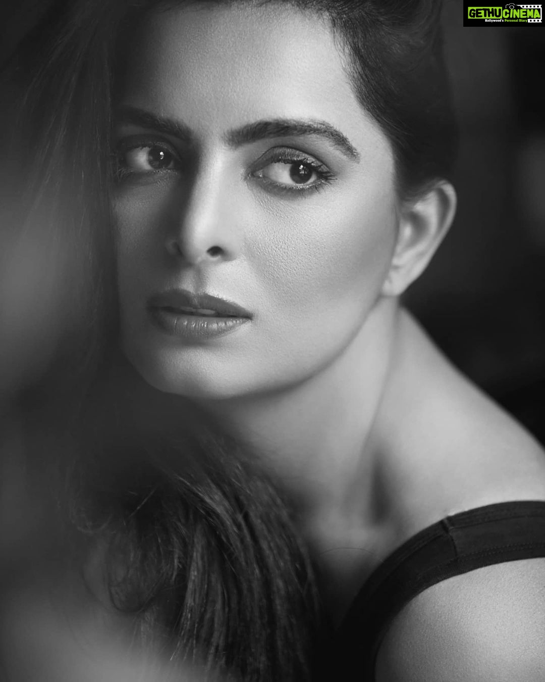 Ruhi Chaturvedi Instagram - š¤ . . . . Pic @priyankknandwana Make up @crystalfernandes07 . . . #ineedednewpic #lastminclick #blacknwhitehasitsownclassā
