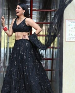 Ruhi Chaturvedi Instagram - Head Turner or.... a head Turner 
The Flair in the Smile moment 😊 
.
.
.
Outfit @sacorina
Make up @sunil.tambe.79827
Hair @supriyasatavse
Pic @pappu.gupta.549 
.
.
.
Dupatta moment by @kapursahab 
Car backdrop @sanjaygagnaniofficial ki gaadi 
.
.
.
#simplybeingsherlyn #lovelovelove #kundalibhagya #balaji #thankyougod