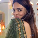 Ruhi Chaturvedi Instagram - Kitni Khoobsurat lag rahi hu na main . Bhagwan ji yea khoobsurati ka unlimited package kay liye Thank You 😊 . . . Outfit by:- @rajgharana.rg Earrings by:- @kaashbykanishka Styled by :- @seam_stress_by_rajludhwani Video by @anuj_sikri . . . #jaipurdiaries #shaadiwalireelhai #abskailiyethodawaqthai #lovelovelove